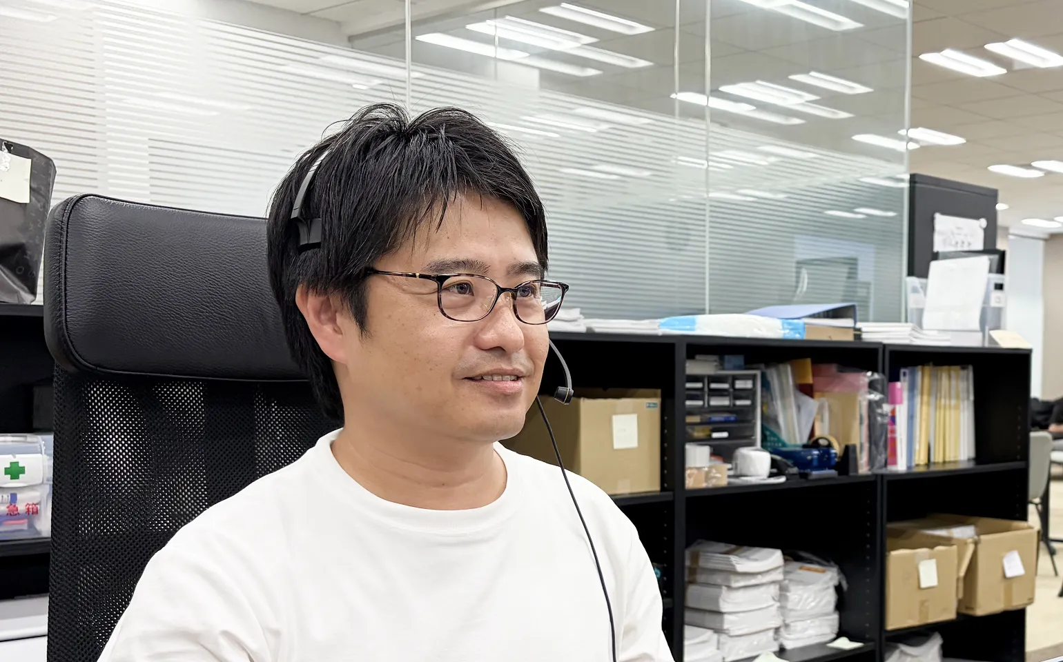 ヘッドセットを着けて話す株式会社ネットアーツの生井文夫様