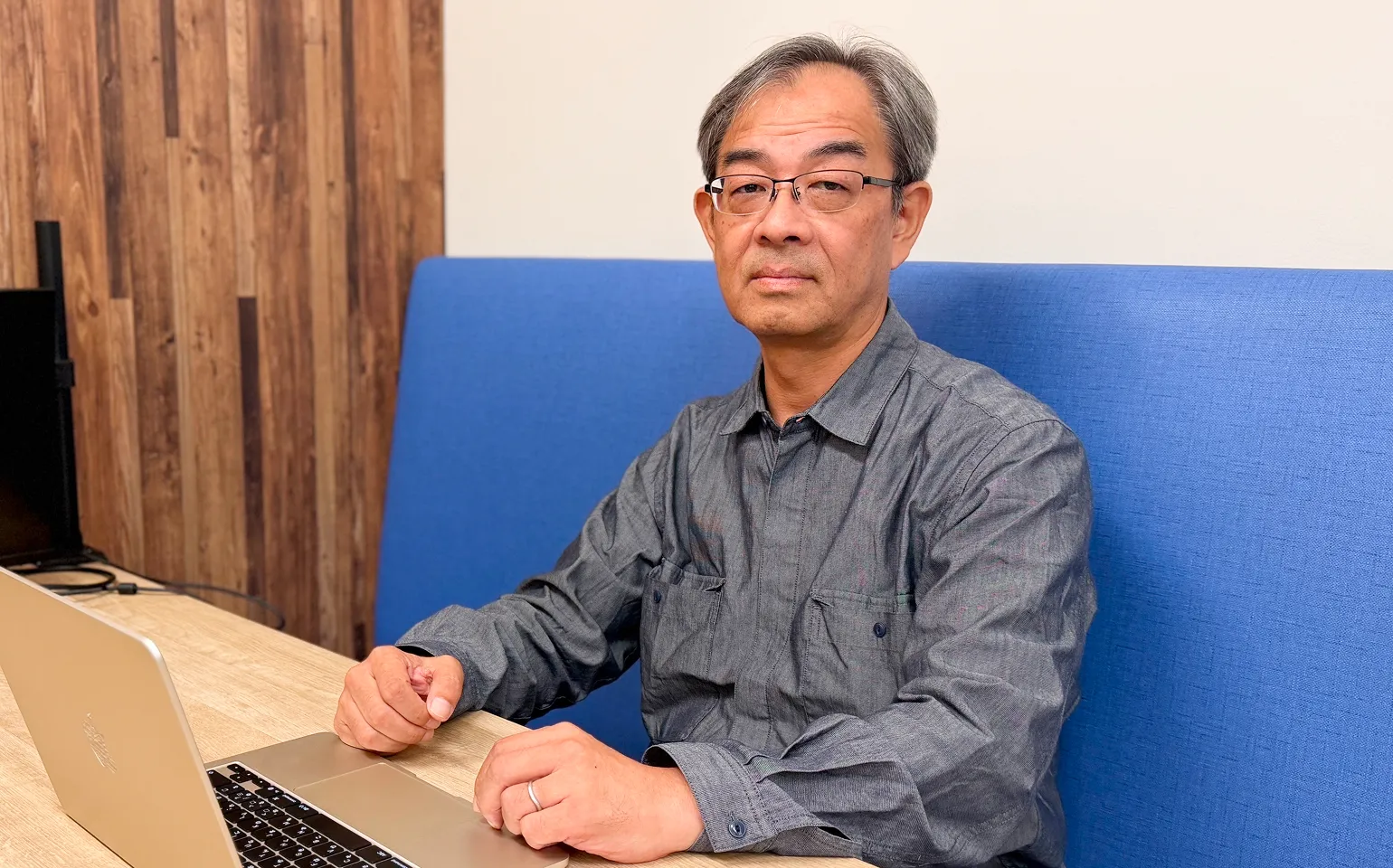 ノートパソコンの前に座るネットチャート株式会社の丹野史明様