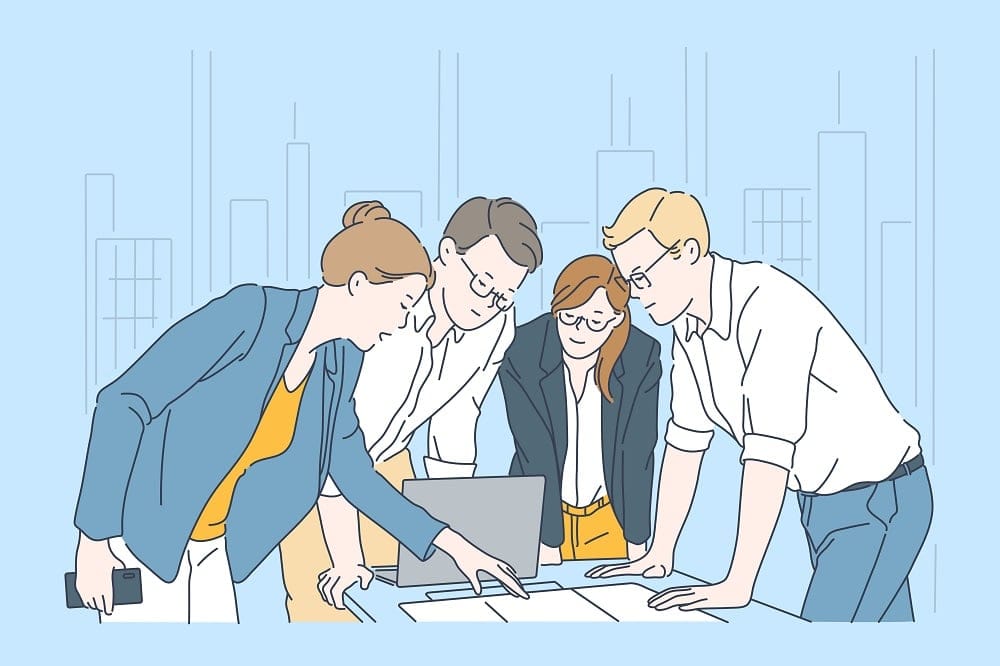 チームで組織構造について話し合い、方針を検討する場面