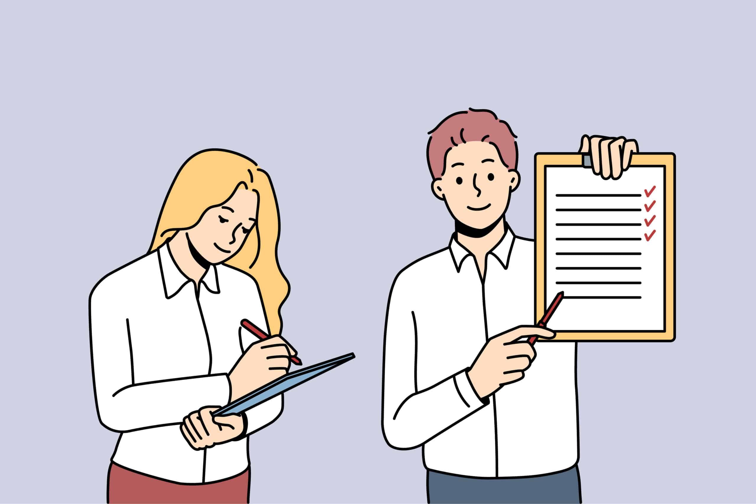 問い合わせフォーム作成と確認作業を行うビジネスパーソン